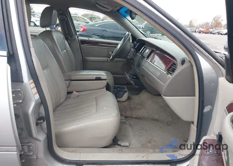 2003 Lincoln Town Car Executive z USA, uszkodzony, nr VIN 1LNHM81W53Y696994